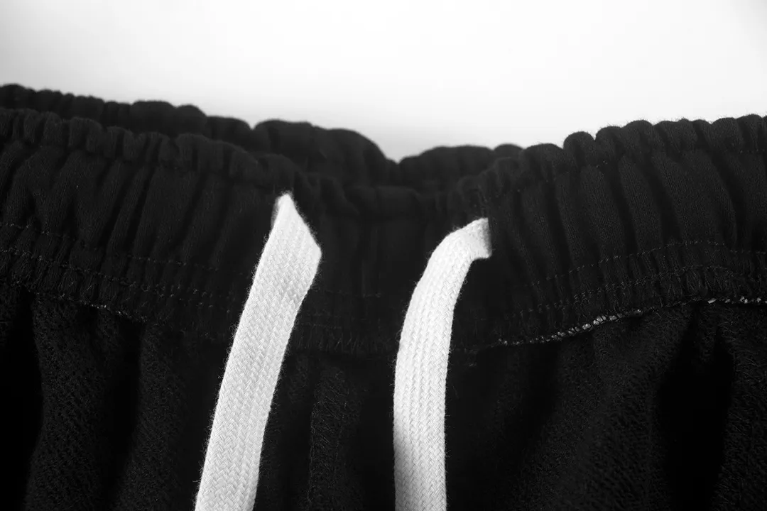 P220 Color: Black/Navy Blue/Coffee Brown/Heather Gray Size: S M L Details are everywhere